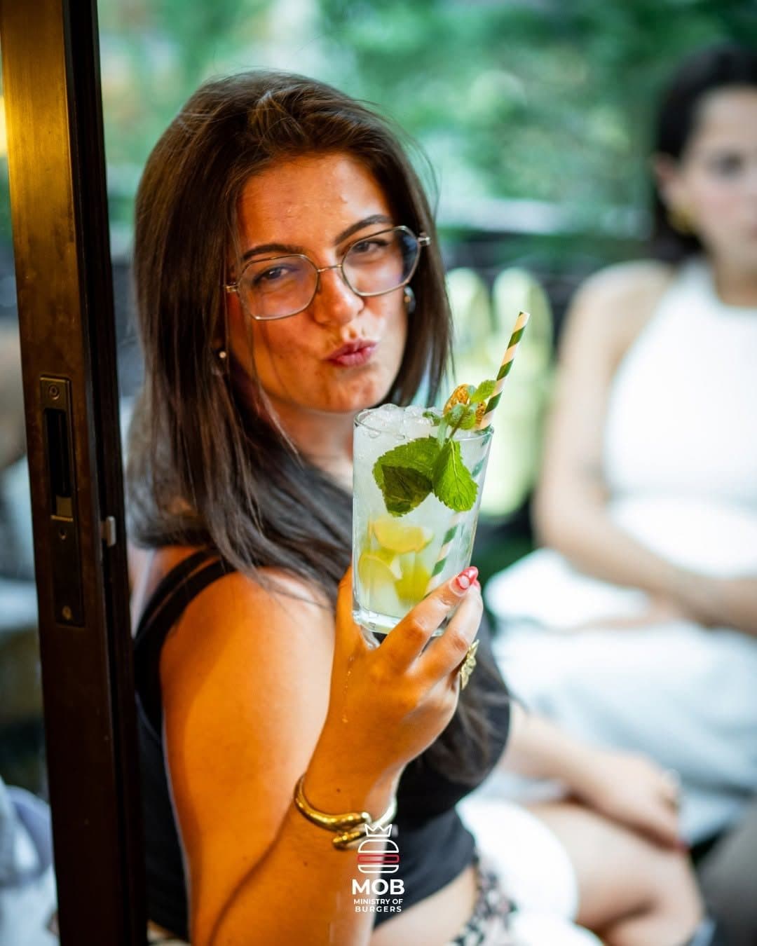 Rapariga a beber um mojito na esplanada